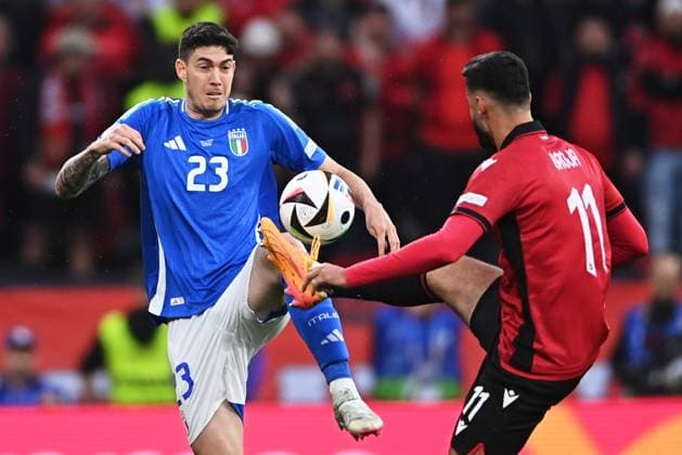 Fußball EURO 2024 Italy - Albania 8708396 15.06.2024 Italy s Alessandro Bastoni, left, and Albania s Armando Broja struggle for a ball during the UEFA EURO, EM, Europameisterschaft,Fussball 2024 Group B soccer match between Italy and Albania at BVB Stadion, in Dortmund, Germany. Alexey Filippov Sputnik Dortmund Germany  Copyright: xAlexeyxFilippovx