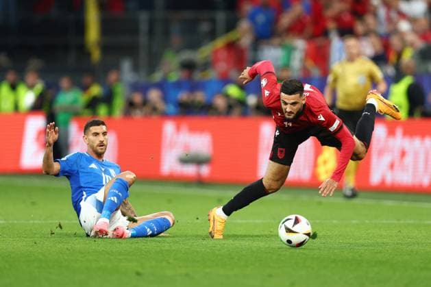 Italien - Albanien 15. Juni 2024, Dortmund UEFA EUROs Gruppe B Italien - Albanien Lorenzo Pellegrini (Italien) geht gegen Armando Broja (Albanien) vor Foto Charlotte Wilson Abseits Dortmund Deutschland  Copyright: xCharlottexWilsonx xOffsidexOffside