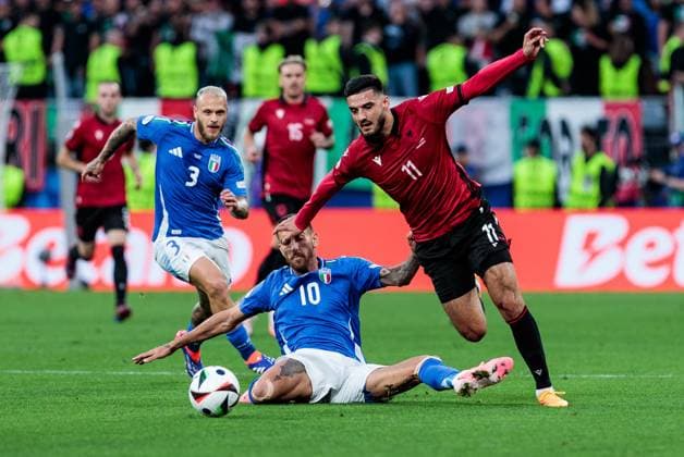 UEFA EURO 2024 group match Italy Albania 15 06 2024 duel Lorenzo Pellegrini Italy, 10 , Armando Broja Albania, 11 UEFA EURO 2024 group match Italy Albania BVB Stadion Dortmund, Dortmund on 15 06 2024 Copyright: xBEAUTIFULxSPORTS Meuselx