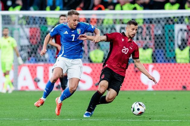UEFA EURO 2024 group match Italy Albania 15 06 2024 duel Davide Frattesi Italy, 7 , Ylber Ramadani Albania, 20 UEFA EURO 2024 group match Italy Albania BVB Stadion Dortmund, Dortmund on 15 06 2024 Copyright: xBEAUTIFULxSPORTS Meuselx