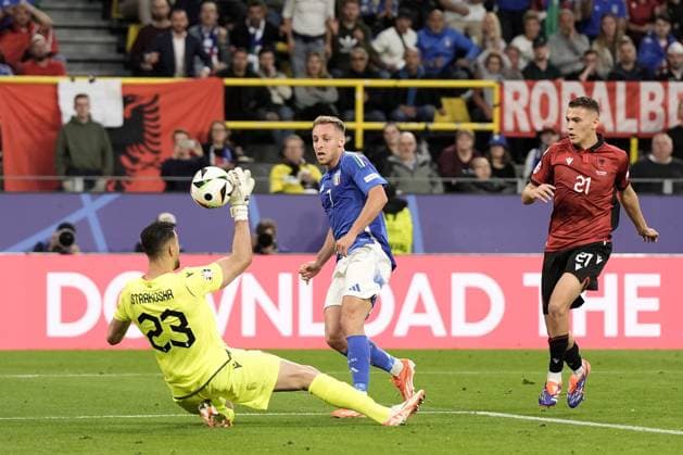 Albania s goalkeeper Etrit Berisha and Italy s Davide Frattesi during the Euro 2024 soccer match between Italy and Albania at the Signal Iduna Park stadium in Dortmund, Germany - Saturday 15, June 2024. - Soccer.  Copyright: xFabioxFerrari LaPressex