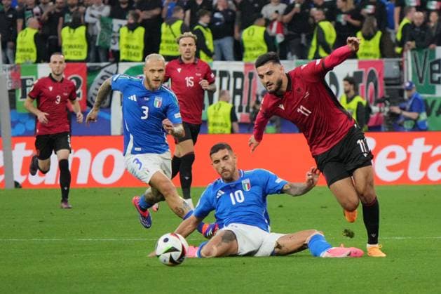 Lorenzo Pellegrini of Italy in action against Armando Broja of Albania during UEFA EURO, EM, Europameisterschaft,Fussball 2024 - Italy vs Albania, UEFA European Football Championship in Dortmund, Germany, June 15 2024  Copyright: xEmmanuelexMastrodonato IPAxSportx xx IPA_47152783 IPA_Agency_IPA47152783