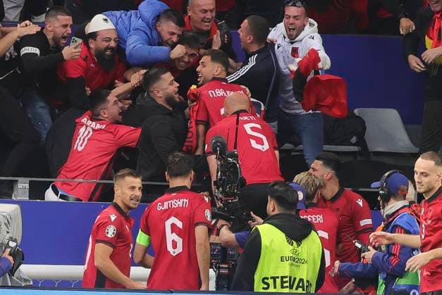 Italy v Albania UEFA EURO, EM, Europameisterschaft,Fussball 2024 Group B The Albanian players celebrate their side?s 1st goal scored by Nedim Bajrami of Albania during the UEFA Euro 2024 Group B match between Italy and Albania at Signal Iduna Park, Dortmund Copyright: xPaulxChestertonx FIL-20282-0009 UK Newspapers OUT