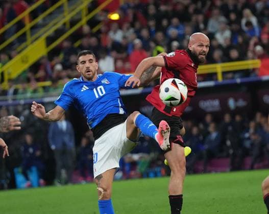 15 06 2024, Signal Iduna Park, Dortmund, GER, EM UEFA 2024, Group B, Italy vs Albania, pictured Italy™s midfielder 10 Lorenzo Pellegrini, Albania s defender 05 Arlind Ajeti Defodi 506 20240615 hbr 1403 Defodi-506