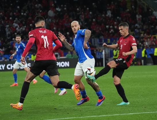 15 06 2024, Signal Iduna Park, Dortmund, GER, EM UEFA 2024, Group B, Italy vs Albania, pictured Albania s forward 11 Armando Broja, Italy™s defender 03 Federico Dimarco, Albania s forward 09 Jasir Asani Defodi 506 20240615 hbr 1465 Defodi-506