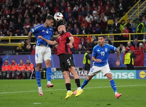 GER, EM UEFA 2024, Group B, Italy vs Albania 15 06 2024, Signal Iduna Park, Dortmund, GER, EM UEFA 2024, Group B, Italy vs Albania, pictured Italy™s forward 09 Gianluca Scamacca, Albania s defender 05 Arlind Ajeti , Italy™s midfielder 10 Lorenzo Pellegrini nordphotoxGmbHx xBratic nph00250