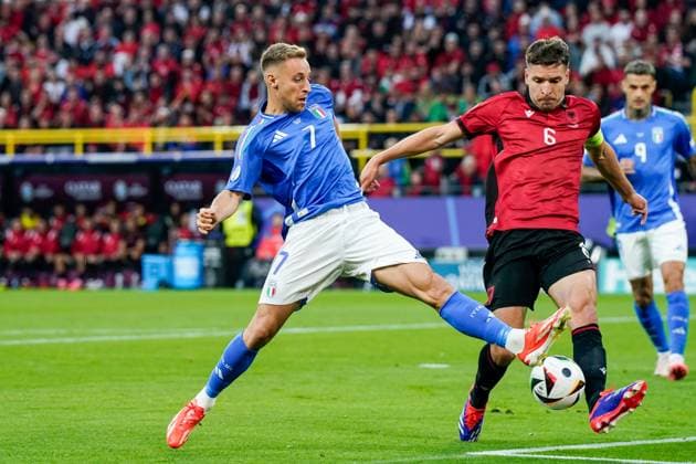 Dortmund, Germany, June 15th 2024: Davide Frattesi (7 Italy) and Berat Djimsiti (6 Albania) battle for the ball (duel) during the UEFA EURO, EM, Europameisterschaft,Fussball 2024 Germany Group B football match between Italy and Albania at BVB Stadion Dortmund in Dortmund, Germany. (Daniela Porcelli SPP) Copyright: xDanielaxPorcellix xSPPx spp-en-DaPoSp-20240615-_DP19360