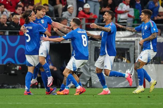 Euro 2024 Italy Albania on 15 06 2024 at Signal Iduna Park in Dortmund Cheering, goal celebration, goal scorer, goal scorer Nicolo Barella Italy 18 cheers with the team after his goal to make it 2 to 1 MH