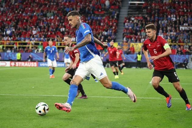 Germany - UEFA EURO, EM, Europameisterschaft,Fussball 2024 - Italy vs Albania - 15 06 2024 GERMANY, DORTMUND, JUNE 15. Federico Chiesa of Italy evades Taulan Sulejmanov of Albania during the UEFA EURO 2024 group B stage match between Italy and Albania. on June 15, 2024, BVB Stadion in Dortmund, Germany. Photo by Manuel Blondeau AOP.Press Dortmund BVB Stadion Germany Copyright: x ManuelxBlondeau AOP.Pressx AOP20240615 0010