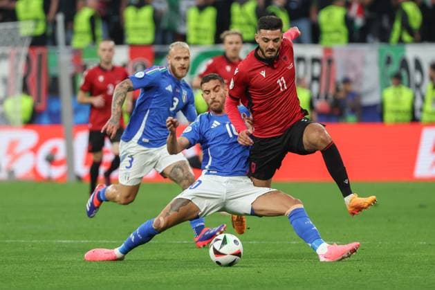 Euro 2024 Italy Albania on 15 06 2024 at Signal Iduna Park in Dortmund Lorenzo Pellegrini Italy 10 vs Armando Broja Albania 11 MH