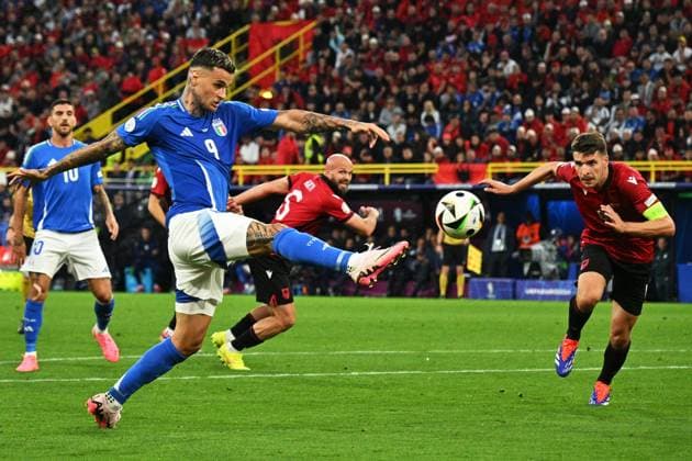 Fußball EURO 2024 Italy - Albania 8708412 15.06.2024 Italy s Gianluca Scamacca, left, kicks a ball during the UEFA EURO, EM, Europameisterschaft,Fussball 2024 Group B soccer match between Italy and Albania at BVB Stadion, in Dortmund, Germany. Alexey Filippov Sputnik Dortmund Germany  Copyright: xAlexeyxFilippovx