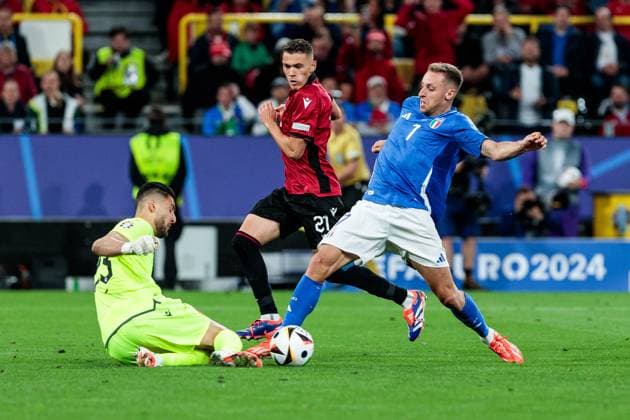 UEFA EURO 2024 Group match Italy Albania 15 06 2024 Thomas Strakosha Albania, 23 defending, tackle Kristjan Asllani Albania, 21 , Davide Frattesi Italy, 7 UEFA EURO 2024 Group match Italy Albania BVB Stadion Dortmund, Dortmund on 15 06 2024 Copyright: xBEAUTIFULxSPORTS Meuselx