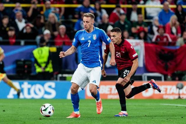 UEFA EURO 2024 group match Italy Albania 15 06 2024 duel Davide Frattesi Italy, 7 , Kristjan Asllani Albania, 21 UEFA EURO 2024 group match Italy Albania BVB Stadion Dortmund, Dortmund on 15 06 2024 Copyright: xBEAUTIFULxSPORTS Meuselx