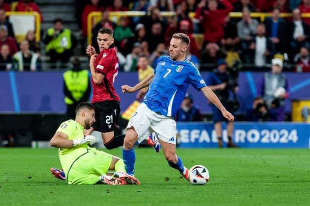 UEFA EURO 2024 Group match Italy Albania 15 06 2024 Thomas Strakosha Albania, 23 defending, tackle Kristjan Asllani Albania, 21 , Davide Frattesi Italy, 7 UEFA EURO 2024 Group match Italy Albania BVB Stadion Dortmund, Dortmund on 15 06 2024 Copyright: xBEAUTIFULxSPORTS Meuselx