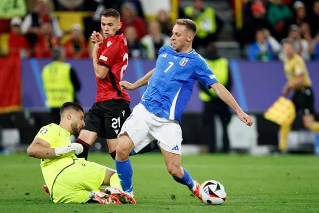 Italy v Albania: Group B - UEFA EURO, EM, Europameisterschaft,Fussball 2024 Thomas Strakosha, Goalkeeper of Albania and Davide Frattesi of Italy challenge during the UEFA EURO 2024 group stage match between Italy and Albania at Football Stadium Dortmund on June 15, 2024 in Dortmund, Germany. Dortmund Football Stadium Dortmund Germany Germany Copyright: xRichardxSellers Sportsphoto APLx 14040741