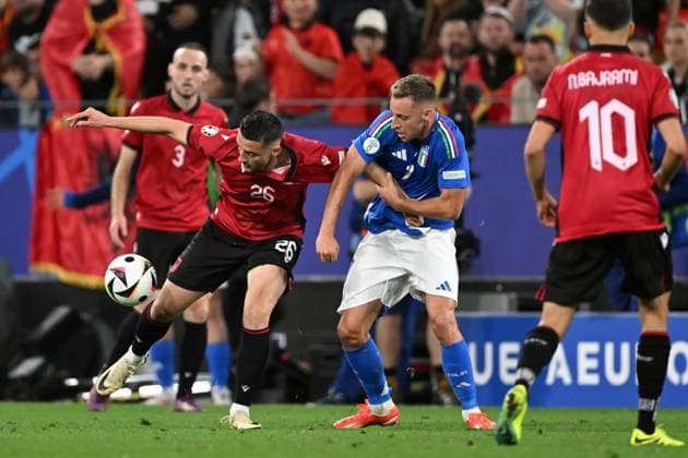 DORTMUND - (l-r) Arber Hoxha of Albania, Davide Frattesi of Italy during the UEFA EURO, EM, Europameisterschaft,Fussball 2024 group B match between Italy and Albania at Signal Iduna Park on June 15, 2024 in Dortmund, Germany. ANP Hollandse Hoogte UEFA EURO 2024 2024 xVIxANPxSportx xGerritxvanxKeulenxIVx 501177926 originalFilename: 501177926.jpg