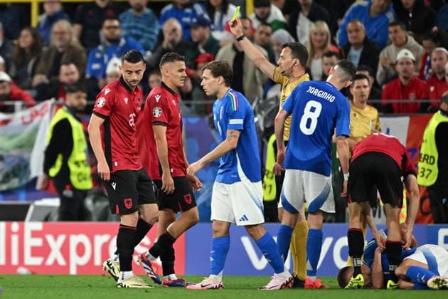 DORTMUND - (l-r) Arber Hoxha of Albania receives the yellow kart from Referee Felix Zwayer during the UEFA EURO, EM, Europameisterschaft,Fussball 2024 Group B match between Italy and Albania at the Signal Iduna Park on June 15, 2024 in Dortmund, Germany. ANP Hollandse Hoogte UEFA EURO 2024 2024 xVIxANPxSportx xGerritxvanxKeulenxIVx 501177992 originalFilename: 501177992.jpg