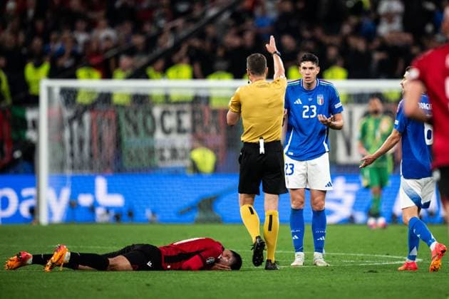 240615 Alessandro Bastoni of Italy reacts towards referee Felix Zwayer during the UEFA Euro 2024 Football Championship match between Italy and Albania on June 15, 2024 in Dortmund Photo Jesper Zerman BILDBYRAN kod JZ JZ0538 fotboll football soccer fotball fotballs em europamästerskap em uefa euro uefa european football championship euro 2024 italy albanien albania bbeng  Copyright: JESPERxZERMAN BB240615JZ095