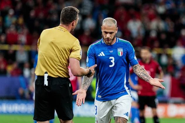 UEFA EURO 2024 Group match Italy Albania 15 06 2024 Referee Felix Zwayer GER , Federico Dimarco Italy, 3 discussed UEFA EURO 2024 Group match Italy Albania BVB Stadion Dortmund, Dortmund on 15 06 2024 Copyright: xBEAUTIFULxSPORTS Meuselx