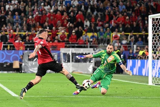 DORTMUND - (l-r) Rey Manaj of Albania, Italy goalkeeper Gianluigi Donnarumma during the UEFA EURO, EM, Europameisterschaft,Fussball 2024 group B match between Italy and Albania at Signal Iduna Park on June 15, 2024 in Dortmund, Germany. ANP Hollandse Hoogte UEFA EURO 2024 2024 xVIxANPxSportx xGerritxvanxKeulenxIVx 501179248 originalFilename: 501179248.jpg