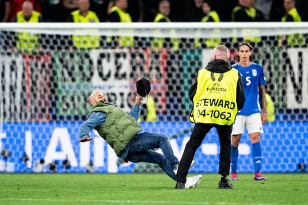 240615 A pitch invader during the UEFA Euro 2024 Football Championship match between Italy and Albania on June 15, 2024 in Dortmund Photo Jesper Zerman BILDBYRAN kod JZ JZ0538 fotboll football soccer fotballs em europamästerskap em uefa euro uefa european football championship euro 2024 italy albanien albania bbeng publik  Copyright: JESPERxZERMAN BB240615JZ102