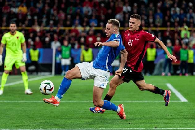 UEFA EURO 2024 group match Italy Albania 15 06 2024 duel Davide Frattesi Italy, 7 , Kristjan Asllani Albania, 21 UEFA EURO 2024 group match Italy Albania BVB Stadion Dortmund, Dortmund on 15 06 2024 Copyright: xBEAUTIFULxSPORTS Meuselx