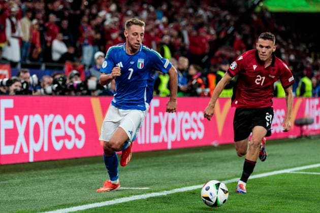 UEFA EURO 2024 group match Italy Albania 15 06 2024 duel Davide Frattesi Italy, 7 , Kristjan Asllani Albania, 21 UEFA EURO 2024 group match Italy Albania BVB Stadion Dortmund, Dortmund on 15 06 2024 Copyright: xBEAUTIFULxSPORTS Meuselx