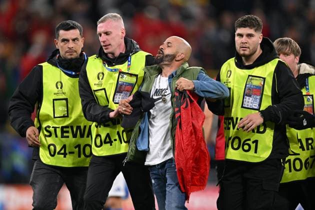 DORTMUND - An Albanian supporter storms the pitch during the UEFA EURO, EM, Europameisterschaft,Fussball 2024 group B match between Italy and Albania at Signal Iduna Park on June 15, 2024 in Dortmund, Germany. ANP Hollandse Hoogte UEFA EURO 2024 2024 xVIxANPxSportx xGerritxvanxKeulenxIVx 501179558 originalFilename: 501179558.jpg