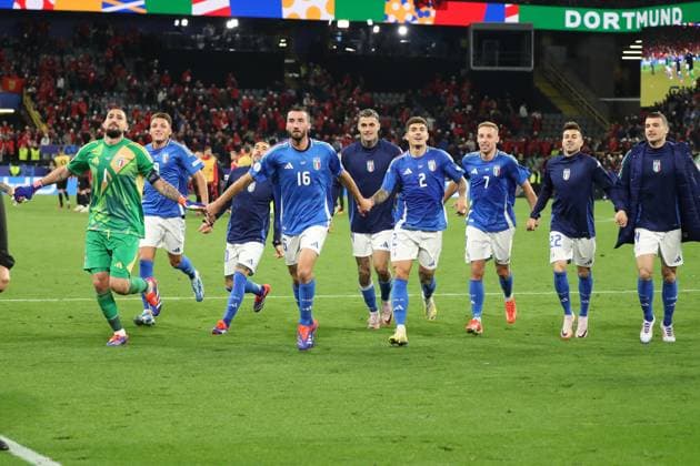 Germany - UEFA EURO, EM, Europameisterschaft,Fussball 2024 - Italy vs Albania - 15 06 2024 GERMANY, DORTMUND, JUNE 15. Gianluigi Donnarumma of Italy (1) and Bryan Cristante of Italy (16) and Giovanni Di Lorenzo of Italy (2) Davide Frattesi of Italy (7) and Stephan El Shaarawv of Italy (22) and Alessandro Buonaiorno of Italy (4) (from L to R)celebrate the victory at the end of the UEFA EURO 2024 group B stage match between Italy and Albania. on June 15, 2024, BVB Stadion in Dortmund, Germany. Photo by Manuel Blondeau AOP.Press Dortmund BVB Stadion Germany Copyright: x ManuelxBlondeau AOP.Pressx AOP20240615 0017