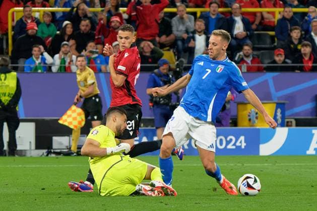 UEFA European Football Championship - UEFA EURO, EM, Europameisterschaft,Fussball 2024 - Italy vs Albania Davide Frattesi of Italy in action against Thomas Strakosha of Albania during UEFA Euro 2024 - Italy vs Albania, UEFA European Football Championship in Dortmund, Germany, June 15 2024 Dortmund Germany  Copyright: xIPAxSport ABACAx