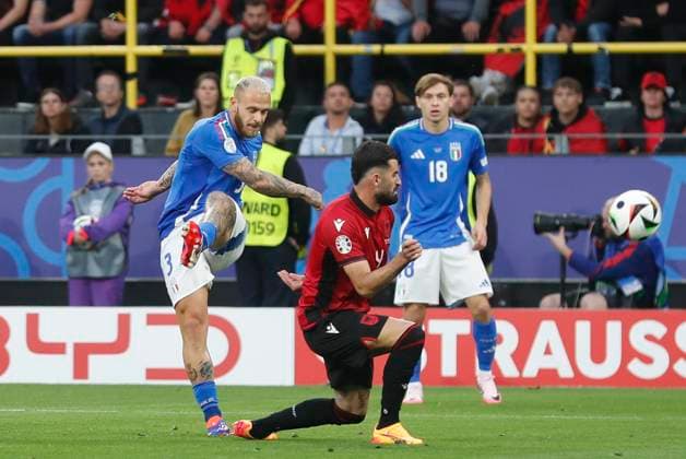 Italy v Albania UEFA EURO, EM, Europameisterschaft,Fussball 2024 Group B Federico Dimarco of Italy has a shot on goal during the UEFA Euro 2024 Group B match between Italy and Albania at Signal Iduna Park, Dortmund Copyright: xPaulxChestertonx FIL-20282-0123 UK Newspapers OUT