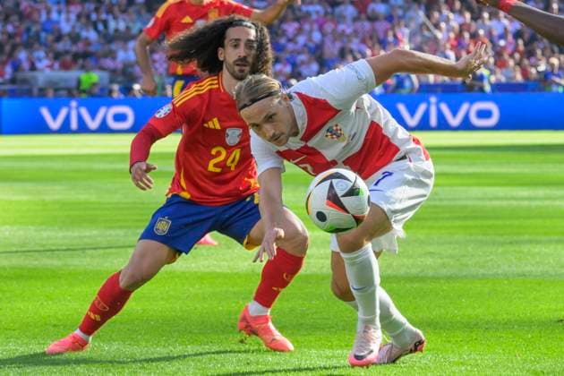 GER, Berlin, Football, Spain vs Croatia, Group B, Group stage, UEFA EURO 2024, MD3, SP1, Olympia Stadion Berlin, f l Marc Cucurella Spain , Dominik Livakovic Croatia , duel, action, fight, fights for the ball, 15 06 2024, Copyright: HMBxMedia UwexKoch