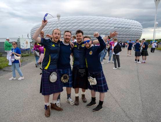 14.06.2024, Fussball UEFA EURO, EM, Europameisterschaft,Fussball 2024, Vorrunde, 1.Spieltag, Eröffnungsspiel Deutschland - Schottland, in der Fußball Arena München. Schottische Fans mit traditionellem Kilt vor dem Spiel auf der Esplanade *** 14 06 2024, Football UEFA EURO 2024, preliminary round, 1 match day, opening match Germany Scotland, in the Football Arena Munich Scottish fans with traditional kilt before the match on the Esplanade