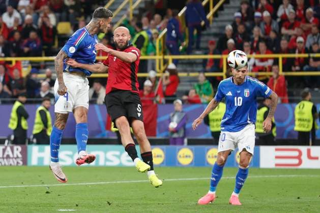 Italy v Albania UEFA EURO, EM, Europameisterschaft,Fussball 2024 Group B Gianluca Scamacca of Italy heads for goal during the UEFA Euro 2024 Group B match between Italy and Albania at Signal Iduna Park, Dortmund Copyright: xPaulxChestertonx FIL-20282-0182 UK Newspapers OUT