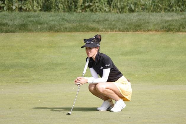 GRAND RAPIDS, MI - JUNE 15: LPGA, Golf Damen golfer Grace Kim lines up her putt on the 16th hole during the LPGA Meijer LPGA Classic for Simply Give on June 15th, 2024, at Blythefield Country Club in Grand Rapids, Michigan. (Photo by Brian Spurlock Icon Sportswire) GOLF: JUN 15 LPGA Meijer LPGA Classic for Simply Give EDITORIAL USE ONLY Icon2406158
