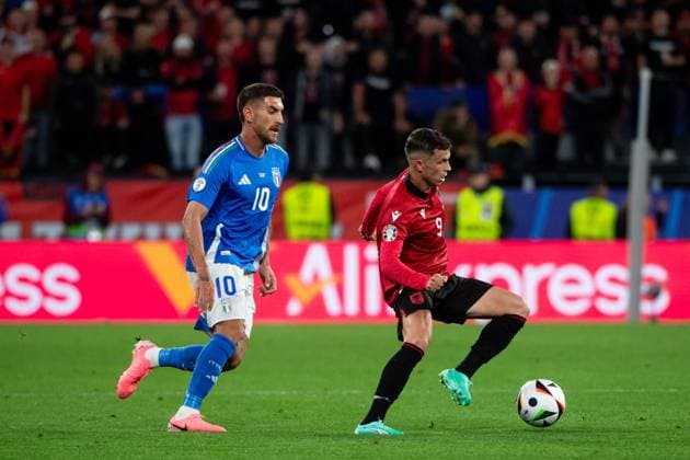 Jasir Asani Albania, 09 in duel with Lorenzo Pellegrini Italy, 10 , GER, Italy ITA vs Albania ALB , European Football Championship, UEFA EURO 2024, Group B, Matchday 1, 15 06 2024 GER, Italy ITA vs Albania ALB , European Football Championship, UEFA EURO 2024, Group B, Matchday 1, 15 06 2024 Dortmunf Copyright: xEibner-Pressefoto Memmlerx EP_MMR