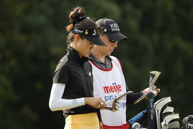 GRAND RAPIDS, MI - JUNE 15: LPGA, Golf Damen golfer Grace Kim looks at her yardage book on the 17th tee during the LPGA Meijer LPGA Classic for Simply Give on June 15th, 2024, at Blythefield Country Club in Grand Rapids, Michigan. (Photo by Brian Spurlock Icon Sportswire) GOLF: JUN 15 LPGA Meijer LPGA Classic for Simply Give EDITORIAL USE ONLY Icon24061527