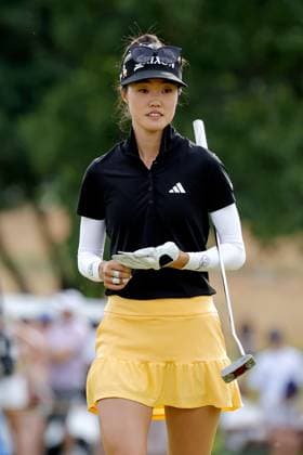 GRAND RAPIDS, MI - JUNE 15: LPGA, Golf Damen golfer Grace Kim putts on the 18th hole during the LPGA Meijer LPGA Classic for Simply Give on June 15th, 2024, at Blythefield Country Club in Grand Rapids, Michigan. (Photo by Brian Spurlock Icon Sportswire) GOLF: JUN 15 LPGA Meijer LPGA Classic for Simply Give EDITORIAL USE ONLY Icon24061535