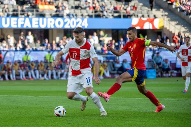 Football, men, 2023 24 season, UEFA Euro 20204, Group B 1 matchday in Berlin, Spain Croatia, v l Bruno Petkovic Croatia is fouled by Rodri Spain, penalty, 15 06 2024, Copyright: xMatthiasxKochx