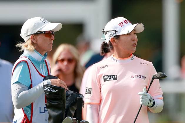 Meijer LPGA, Golf Damen Classic Jin Hee Im of Jeju, Republic of Korea talks with her caddie on the 18th fairway during the third round of the Meijer LPGA Classic for Simply Give golf tournament at Blythefield Country Club in Belmont, MI, USA Saturday, June 15, 2024. Belmont Michigan United States  Copyright: xAmyxLemusx originalFilename:lemus-meijerlp240615_npd1k.jpg