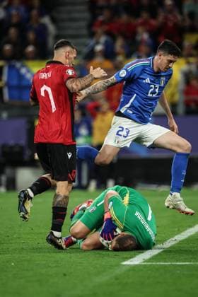 (240616) -- DORTMUND, June 16, 2024 -- Gianluigi Donnarumma (bottom), goalkeeper of Italy, makes a save during the UEFA EURO, EM, Europameisterschaft,Fussball 2024 Group B match between Italy and Albania in Dortmund, Germany on June 15, 2024. ) (SP)GERMANY-DORTMUND-FOOTBALL-EURO 2024-ITALY VS ALBANIA PanxYulong 