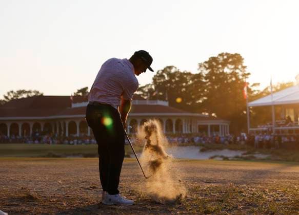 Sport Bilder des Tages Bryson DeChambeau hits his second shot to the eighteenth green during the third round of the 124th U.S. Open golf championship at Pinehurst Resort & Country Club in Pinehurst, N.C. on Saturday, June 15, 2024. DeChambeau finished the day in the lead at 7-under-par.  NCP20240615403 JOHNxANGELILLO