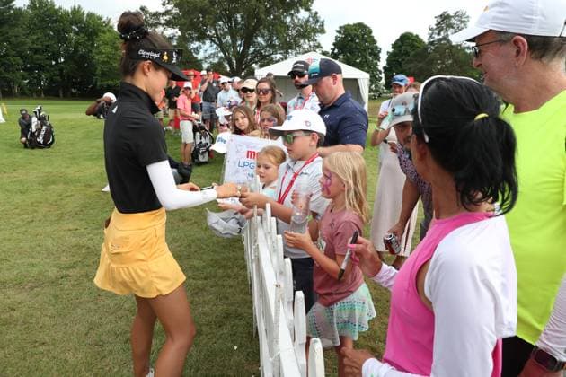 GRAND RAPIDS, MI - JUNE 15: LPGA, Golf Damen golfer Grace Kim signs autographs for the fans after finishing her third round during LPGA Meijer LPGA Classic for Simply Give on June 15th, 2024, at Blythefield Country Club in Grand Rapids, Michigan. (Photo by Brian Spurlock Icon Sportswire) GOLF: JUN 15 LPGA Meijer LPGA Classic for Simply Give EDITORIAL USE ONLY Icon24061580