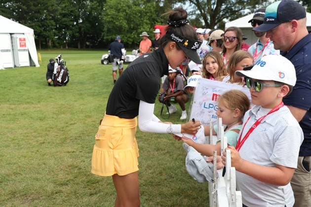 GRAND RAPIDS, MI - JUNE 15: LPGA, Golf Damen golfer Grace Kim signs autographs for the fans after finishing her third round during LPGA Meijer LPGA Classic for Simply Give on June 15th, 2024, at Blythefield Country Club in Grand Rapids, Michigan. (Photo by Brian Spurlock Icon Sportswire) GOLF: JUN 15 LPGA Meijer LPGA Classic for Simply Give EDITORIAL USE ONLY Icon24061581