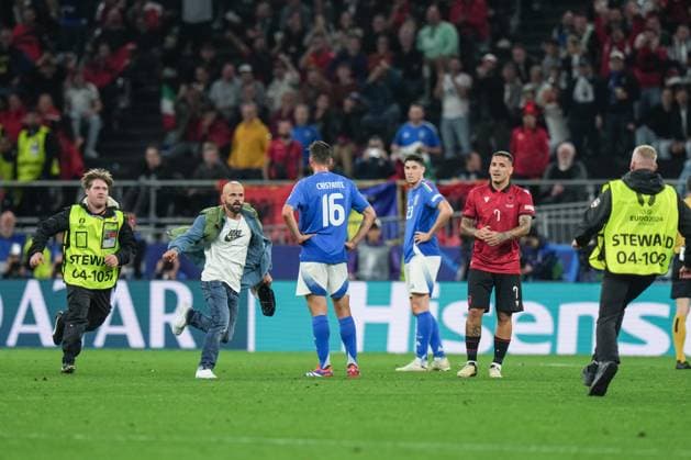 (240616) -- DORTMUND, June 16, 2024 -- A man (2nd L) runs into the pitch during the UEFA EURO, EM, Europameisterschaft,Fussball 2024 Group B match between Italy and Albania in Dortmund, Germany on June 15, 2024. ) (SP)GERMANY-DORTMUND-FOOTBALL-EURO 2024-ITALY VS ALBANIA PengxZiyang 