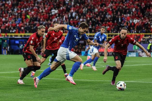 (240616) -- DORTMUND, June 16, 2024 -- Federico Chiesa (front C) of Italy breaks through during the UEFA EURO, EM, Europameisterschaft,Fussball 2024 Group B match between Italy and Albania in Dortmund, Germany on June 15, 2024. ) (SP)GERMANY-DORTMUND-FOOTBALL-EURO 2024-ITALY VS ALBANIA PanxYulong 