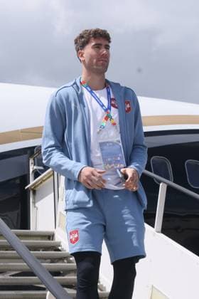 SERBIA FOOTBALL TEAM DUSAN VLAHOVIC fudbaler reprezentacije Srbije dolazak pred utakmicu UEFA Evropskog prvenstva 2024 godine protiv Engleske aerodrom Minster Osnabrik, Minster 15.06.2024. godine Foto: Fudbal, Reprezentacija, Srbija, UEFA Evropsko prvenstvo, EURO 2024FOOTBALL, SERBIA, UEFA European Championship, EM, Europameisterschaft EURO 2024 Muenster Muenster Osnabrueck airport Germany Copyright: xMarkoxMetlas xMNxPressx