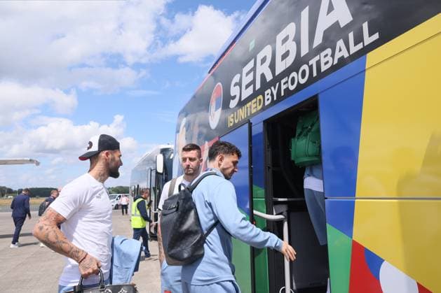 SERBIA FOOTBALL TEAM NEMANJA GUDELJ, SERGEJ MILINKOVIC SAVIC, MILOS VELJKOVIC fudbaleri reprezentacije Srbije dolazak pred utakmicu UEFA Evropskog prvenstva 2024 godine protiv Engleske aerodrom Minster Osnabrik, Minster 15.06.2024. godine Foto: Fudbal, Reprezentacija, Srbija, UEFA Evropsko prvenstvo, EURO 2024FOOTBALL, SERBIA, UEFA European Championship, EM, Europameisterschaft EURO 2024 Muenster Muenster Osnabrueck airport Germany Copyright: xMarkoxMetlas xMNxPressx
