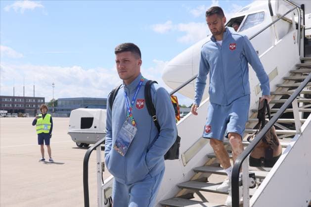 SERBIA FOOTBALL TEAM LUKA JOVIC i SRDJAN MIJAILOVIC fudbaleri reprezentacije Srbije dolazak pred utakmicu UEFA Evropskog prvenstva 2024 godine protiv Engleske aerodrom Minster Osnabrik, Minster 15.06.2024. godine Foto: Fudbal, Reprezentacija, Srbija, UEFA Evropsko prvenstvo, EURO 2024FOOTBALL, SERBIA, UEFA European Championship, EM, Europameisterschaft EURO 2024 Muenster Muenster Osnabrueck airport Germany Copyright: xMarkoxMetlas xMNxPressx