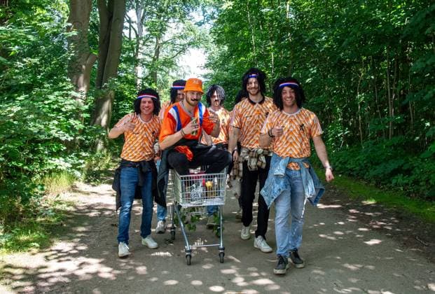 Football, men, 2023 24 season, Euro 2024 Group D 1 matchday in Hamburg, Poland Netherlands, Dutch fans dressed as Ruud Gullit with shopping cart, 16 06 2024, Copyright: xSebastianxRäppold MatthiasxKochx